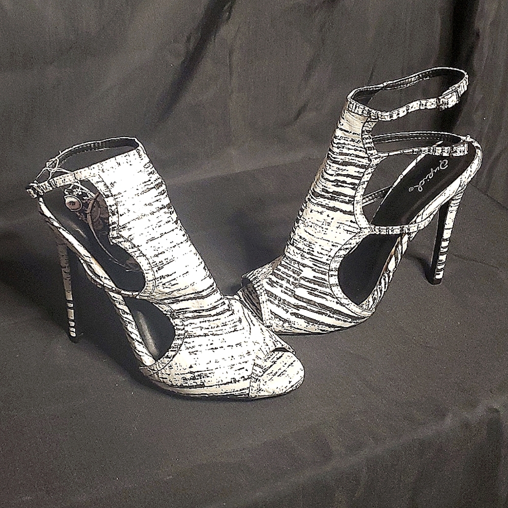 Vintage w&b Qupid strapped heels